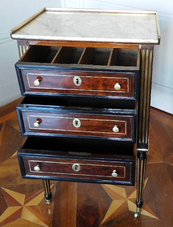 Table de salon, chevet d'époque Louis XVI Directoire en acajou chenillé et ébène