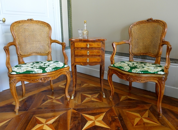Table de salon chiffonnière ou chevet d'époque Louis XV en marqueterie