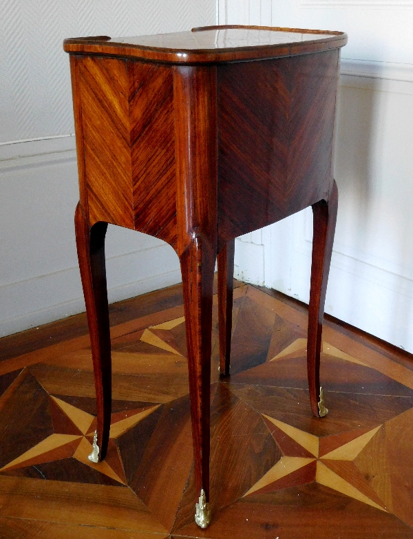 Table de salon, chevet d'époque Louis XV Transition, marqueterie de bois de rose et de violette