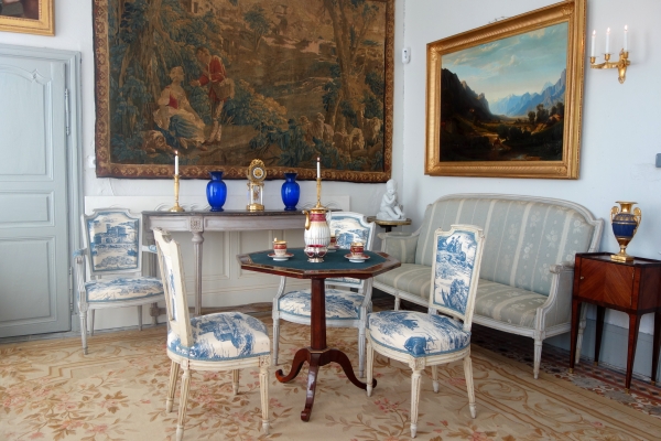 Table de salon ou chevet d'époque Louis XVI en marqueterie de bois de rose