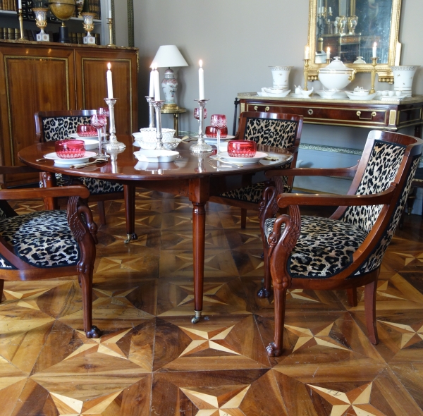 Table de salle à manger Directoire pour 6 pour appartement parisien, en acajou massif - fin XVIIIe siècle
