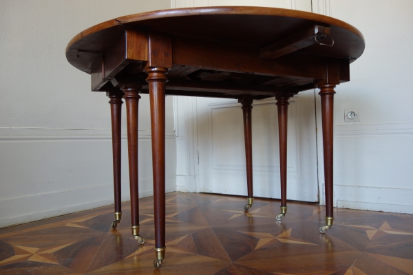 Large Louis XVI solid mahogany dining room table, early 19th century