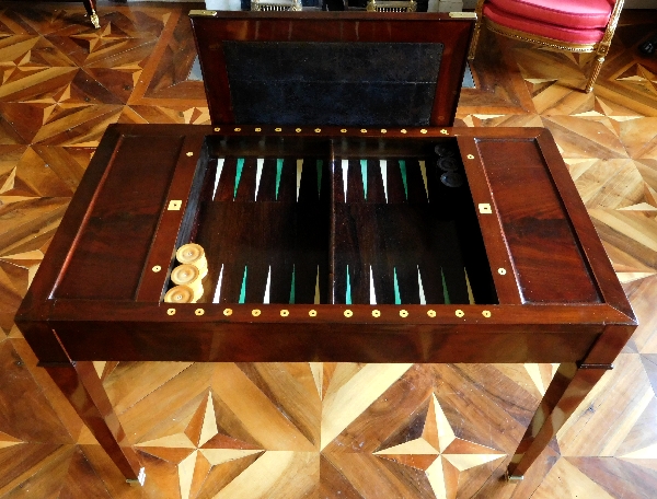 Table à jeu de tric-trac d'époque Directoire en acajou (XVIIIe siècle)