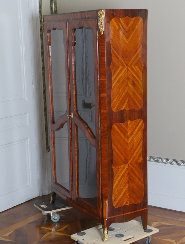 Vitrine bibliothèque d'époque Louis XV en marqueterie