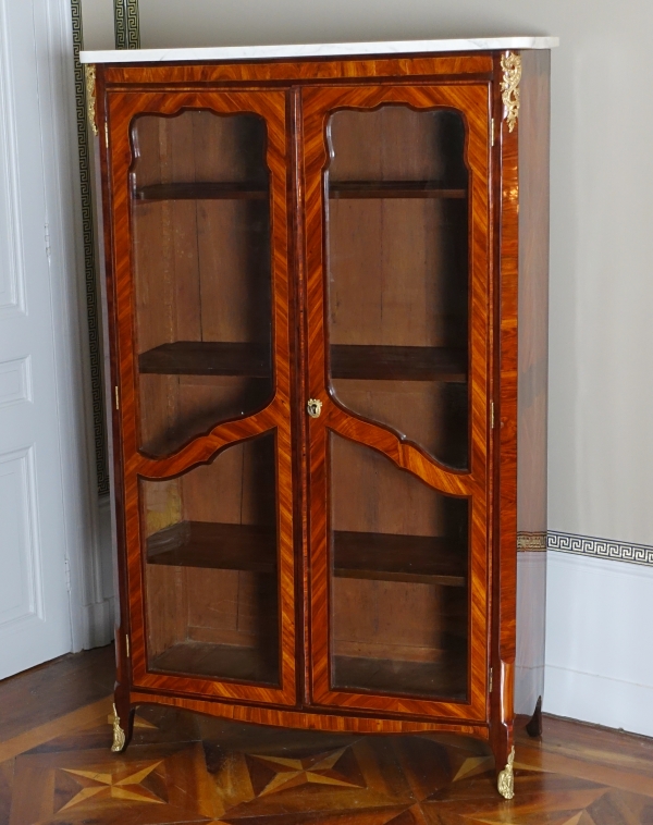 Vitrine bibliothèque d'époque Louis XV en marqueterie