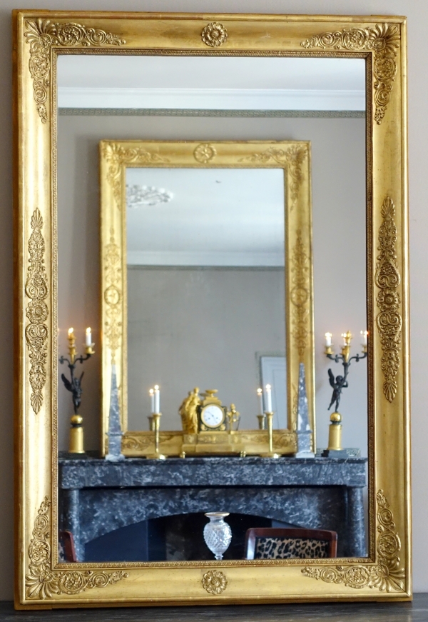 Grand miroir de cheminée Empire en bois doré à l'or fin, glace au mercure - 96cm x 142,5cm
