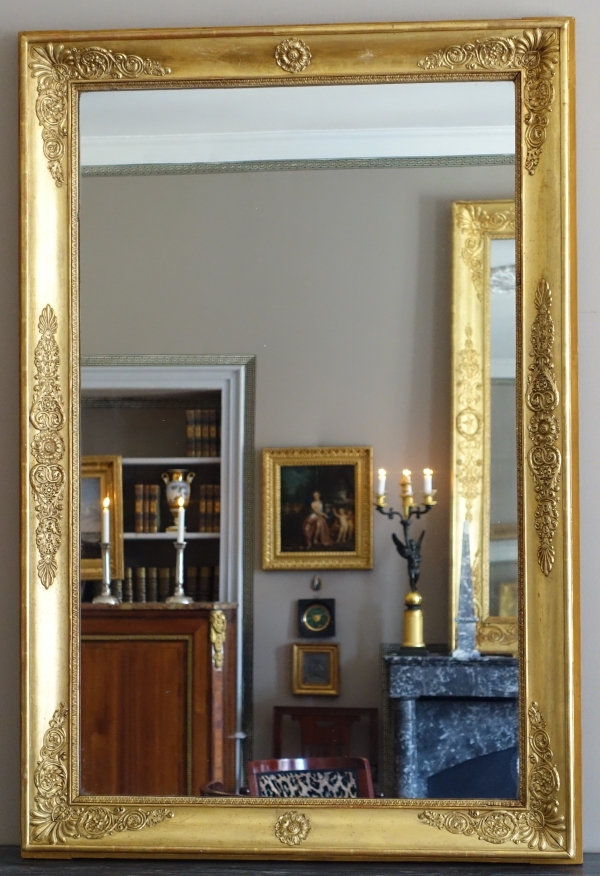 Grand miroir de cheminée Empire en bois doré à l'or fin, glace au mercure - 96cm x 142,5cm