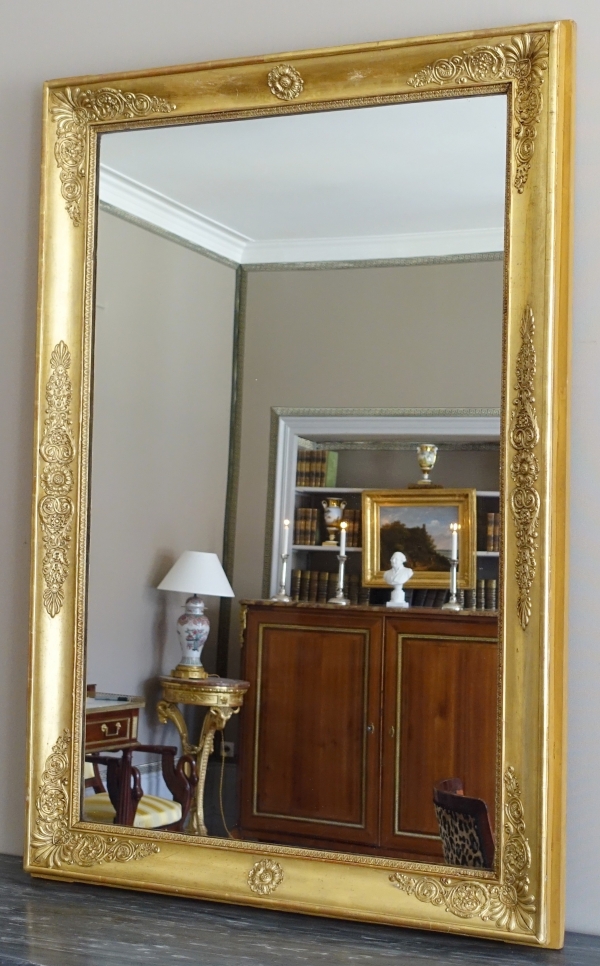 Grand miroir de cheminée Empire en bois doré à l'or fin, glace au mercure - 96cm x 142,5cm