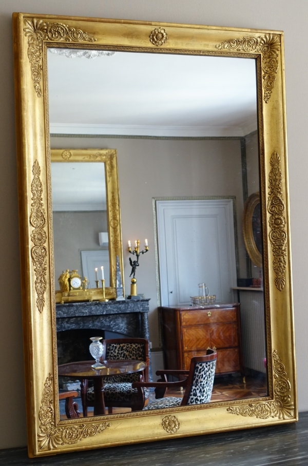 Grand miroir de cheminée Empire en bois doré à l'or fin, glace au mercure - 96cm x 142,5cm