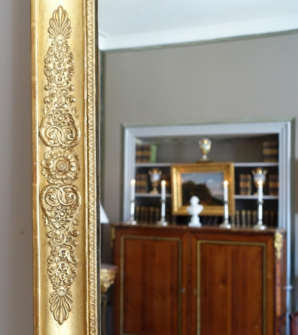 Grand miroir de cheminée Empire en bois doré à l'or fin, glace au mercure - 96cm x 142,5cm