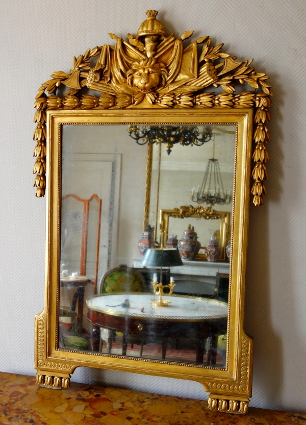 Grand miroir aux attributs d'Hercule - bois sculpté et doré - époque Louis XVI