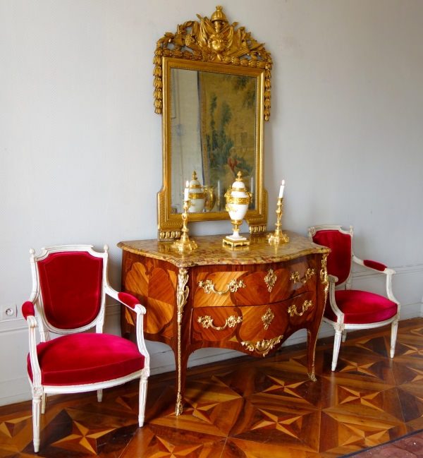 Grand miroir aux attributs d'Hercule - bois sculpté et doré - époque Louis XVI