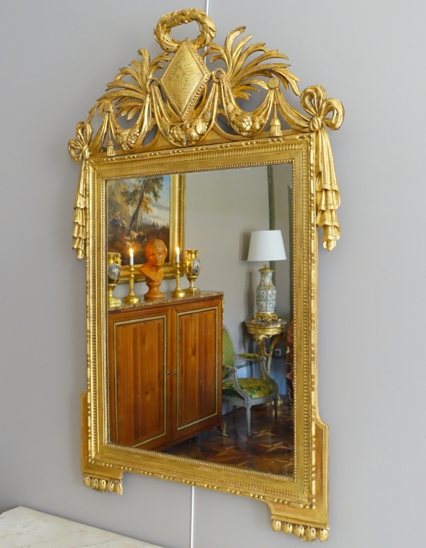 Grand miroir d'époque Louis XVI en bois sculpté et doré - XVIIIe siècle