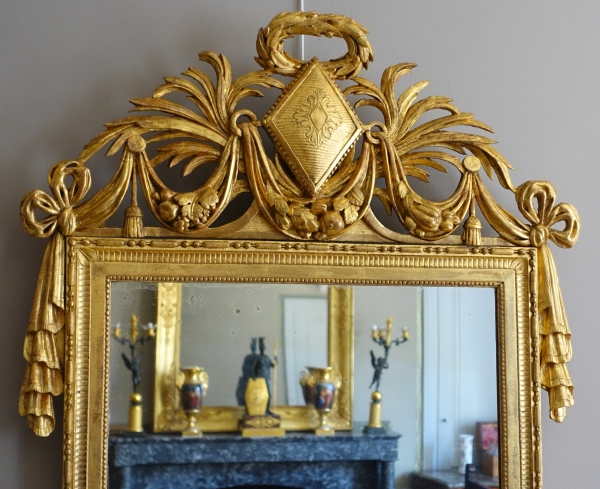 Grand miroir d'époque Louis XVI en bois sculpté et doré - XVIIIe siècle