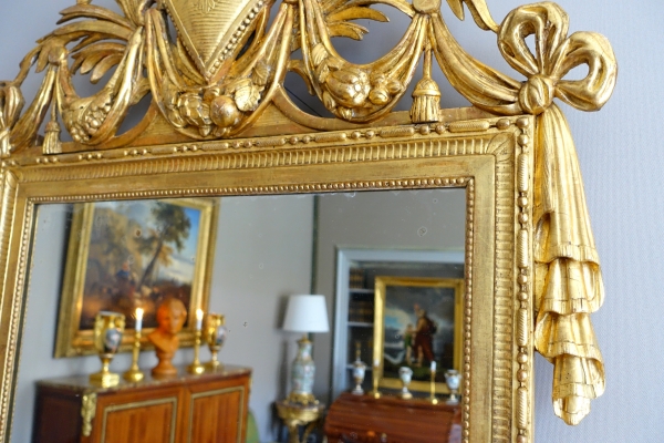 Grand miroir d'époque Louis XVI en bois sculpté et doré - XVIIIe siècle