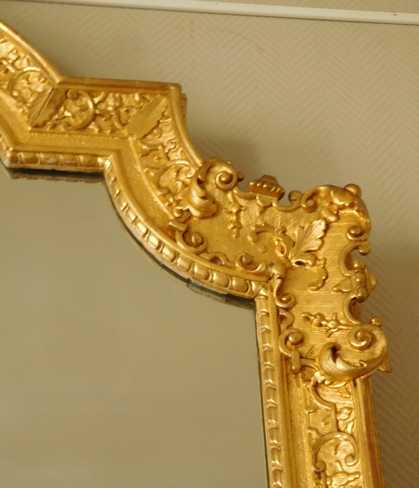Grande glace en bois sculpté et doré, époque Régence - 138cm x 212cm