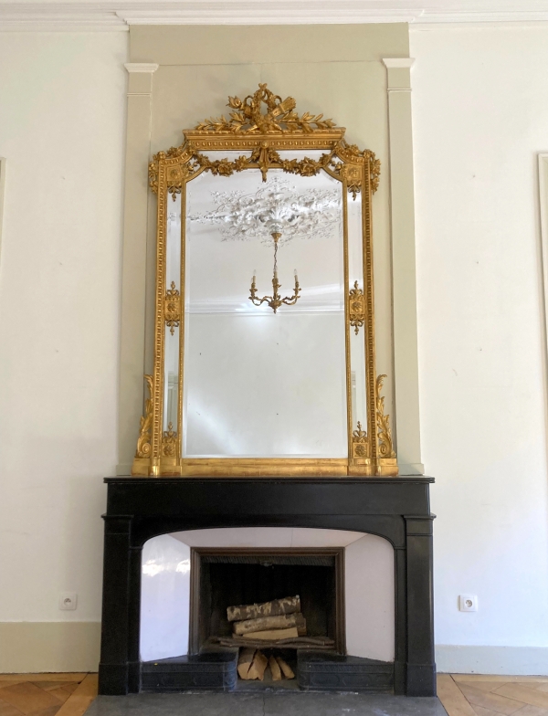 Grand miroir de cheminée en bois doré style Louis XVI, glace au mercure à parecloses - 215cm x 138cm