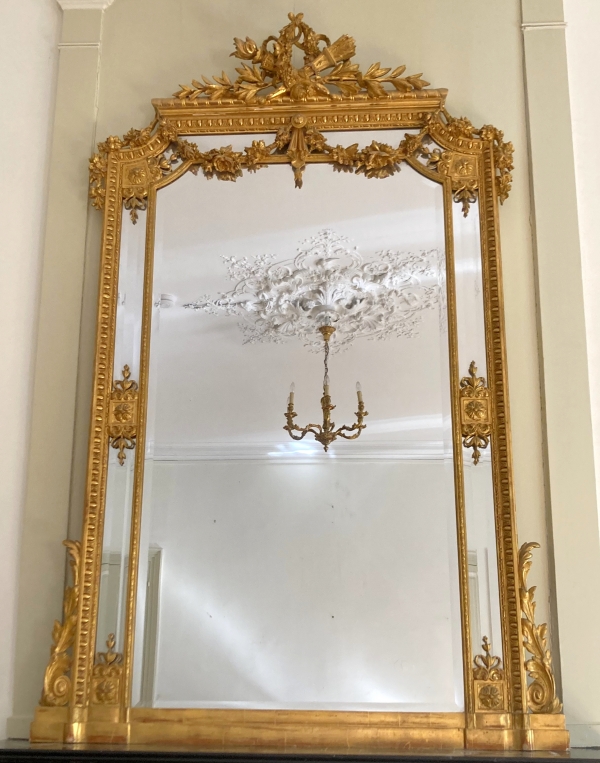 Grand miroir de cheminée en bois doré style Louis XVI, glace au mercure à parecloses - 215cm x 138cm
