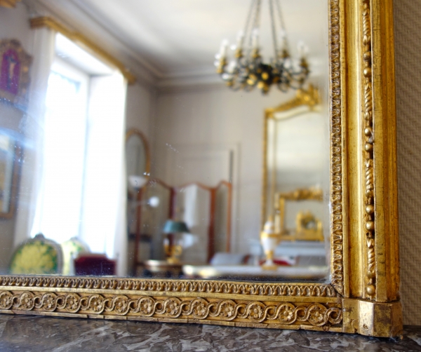Miroir de cheminée Louis XVI, cadre en bois doré, glace au mercure, époque XVIIIe siècle - 117cm x 88,5cm