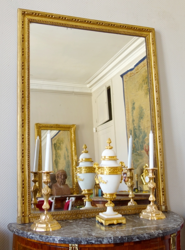 Miroir de cheminée Louis XVI, cadre en bois doré, glace au mercure, époque XVIIIe siècle - 117cm x 88,5cm