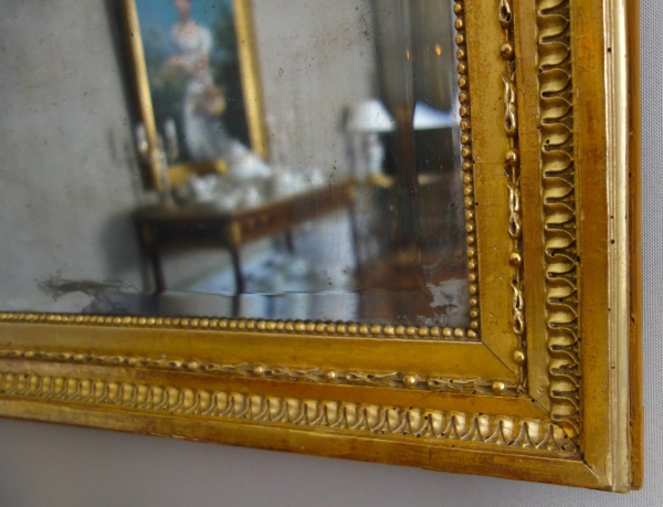 Miroir de boiserie à suspendre en bois doré à la feuille d'or, glace mercure - époque Louis XVI