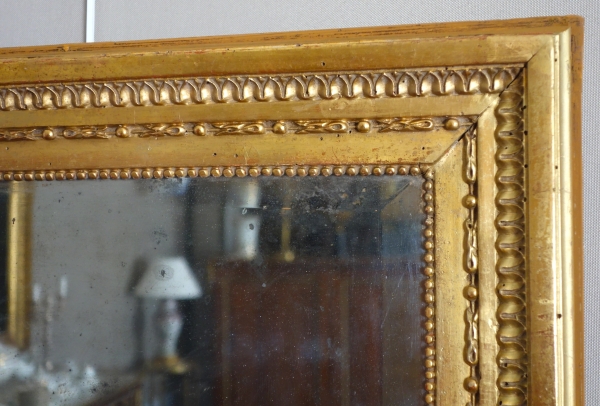 Miroir de boiserie à suspendre en bois doré à la feuille d'or, glace mercure - époque Louis XVI