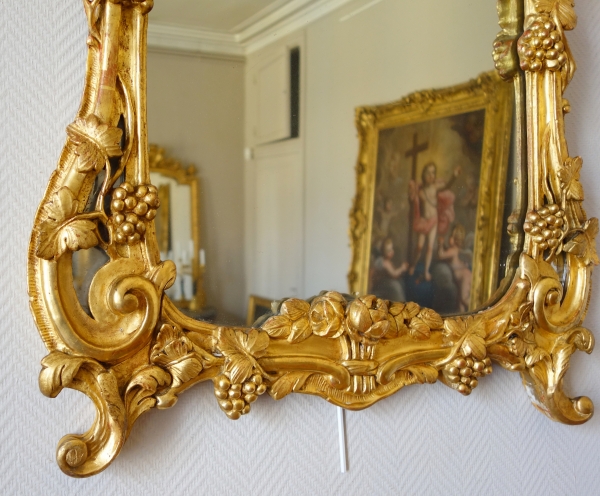 Miroir d'entre-deux en bois doré, glace au mercure, travail Provencal d'époque Louis XV Transition