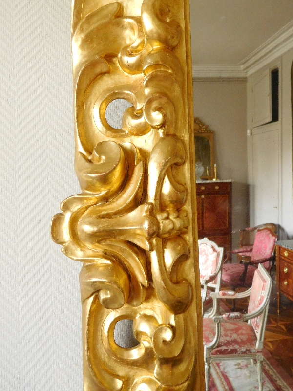 Grand miroir italien en bois sculpté et doré d'époque XVIIIe siècle - 98cm x 105cm