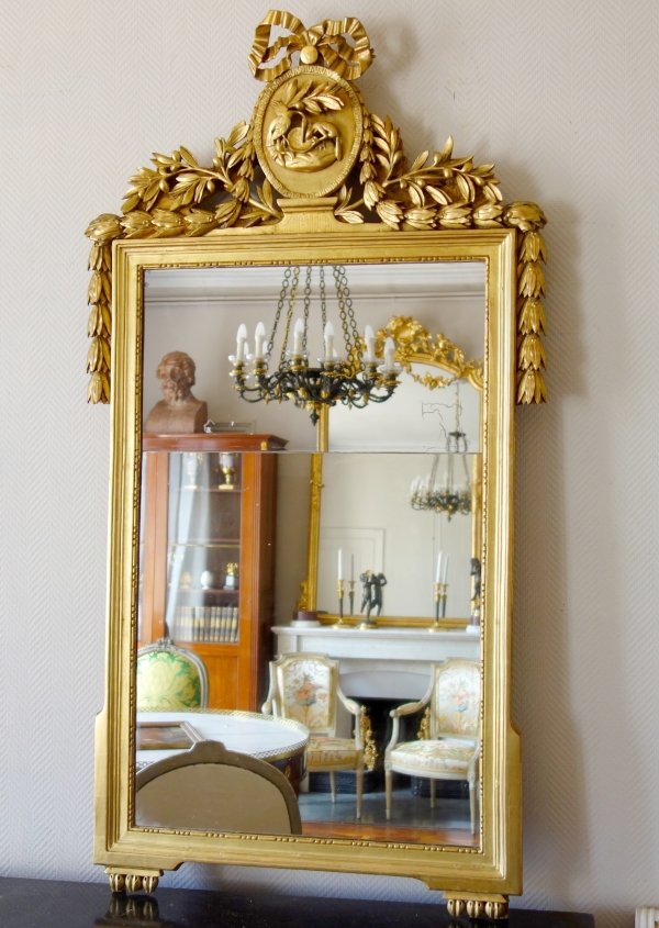 Grand miroir en bois doré d'époque Louis XVI aux fables de La Fontaine