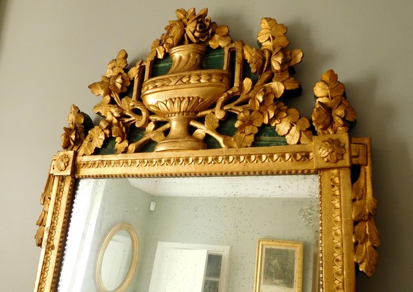 Grande glace provençale en bois doré à la feuille d'or, époque Louis XVI