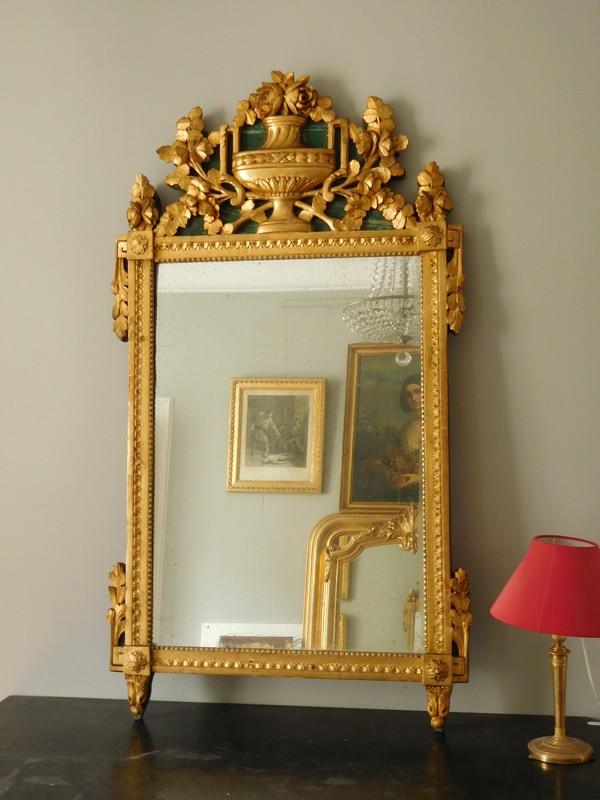 Grande glace provençale en bois doré à la feuille d'or, époque Louis XVI