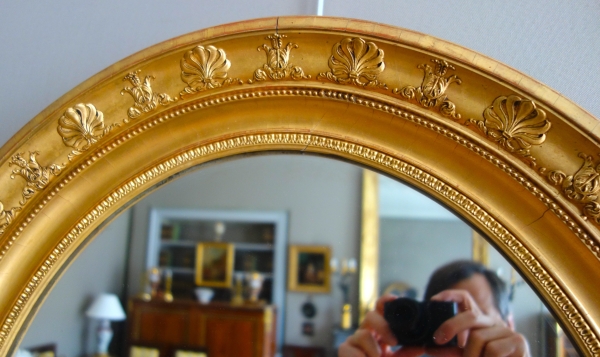 Grand miroir ovale d'époque Empire en bois doré feuille d'or - 78cm x 65,3cm