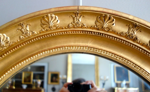 Grand miroir ovale d'époque Empire en bois doré feuille d'or - 78cm x 65,3cm