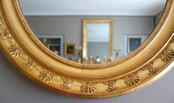 Grand miroir ovale d'époque Empire en bois doré feuille d'or - 78cm x 65,3cm