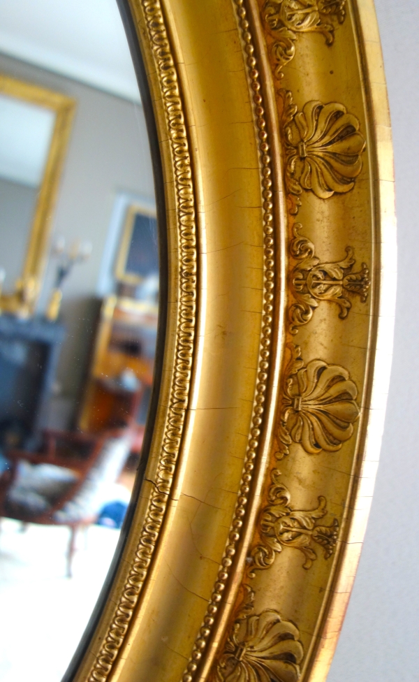 Grand miroir ovale d'époque Empire en bois doré feuille d'or - 78cm x 65,3cm