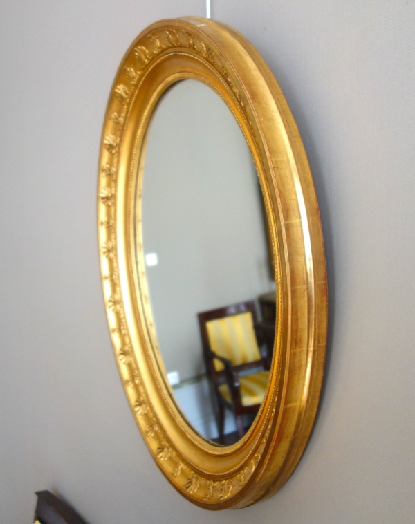 Grand miroir ovale d'époque Empire en bois doré feuille d'or - 78cm x 65,3cm