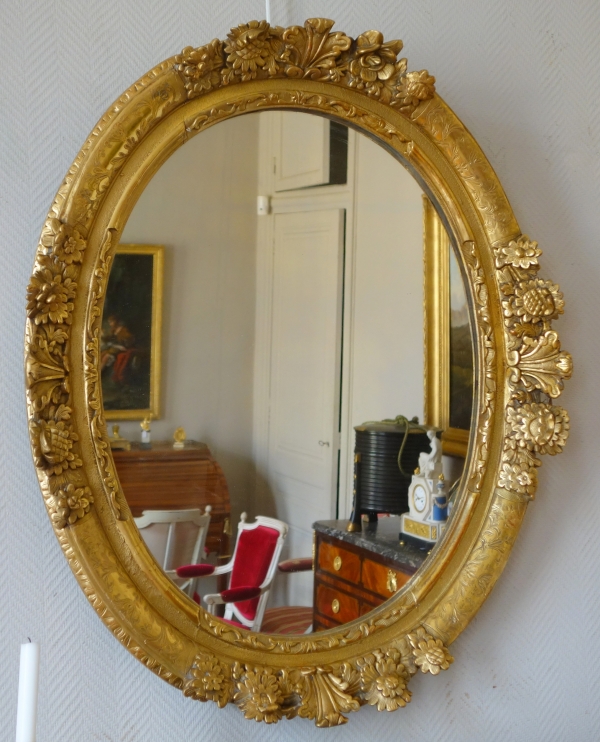 17th century oval mirror, sculpted and gilt wood frame, Louis XIII period - 98cm x 80cm
