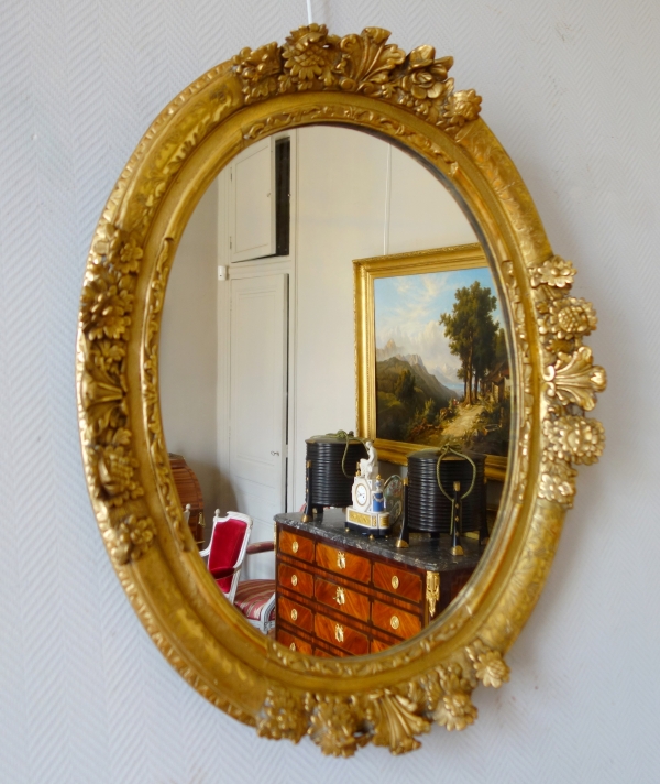 Grand miroir ovale d'époque Louis XIV fin XVIIe siècle, bois sculpté et doré 98cm x 80cm