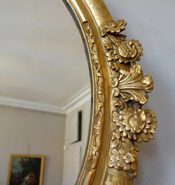 Grand miroir ovale d'époque Louis XIV fin XVIIe siècle, bois sculpté et doré 98cm x 80cm