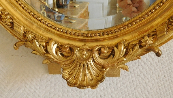 Miroir ovale en bois doré à la feuille d'or d'époque Napoleon III - 62cm X 95cm