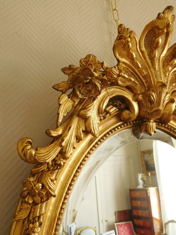 Miroir ovale en bois doré à la feuille d'or d'époque Napoleon III - 62cm X 95cm
