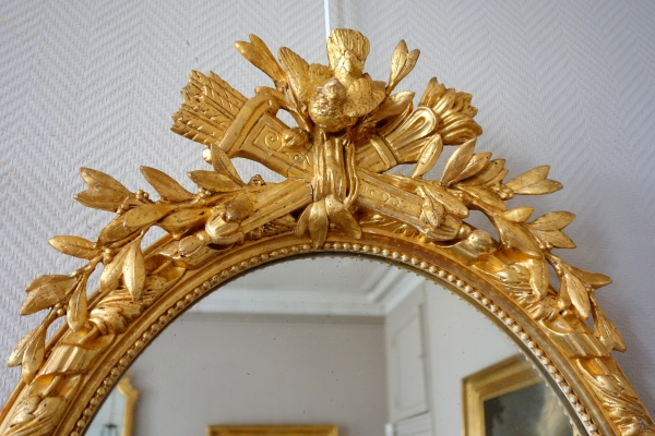 Miroir ovale en bois doré à la feuille d'or d'époque Napoleon III - 81cm x 55cm