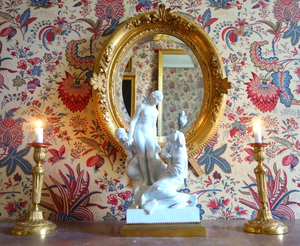 Miroir ovale de style Louis XIV, bois doré à la feuille d'or, glace biseautée - 58,5cm x 68cm