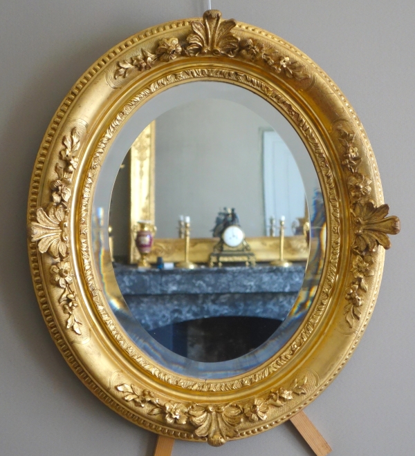 Miroir ovale de style Louis XIV, bois doré à la feuille d'or, glace biseautée - 58,5cm x 68cm