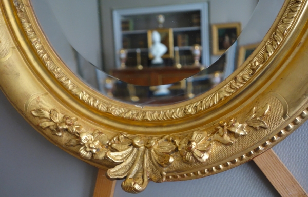Miroir ovale de style Louis XIV, bois doré à la feuille d'or, glace biseautée - 58,5cm x 68cm