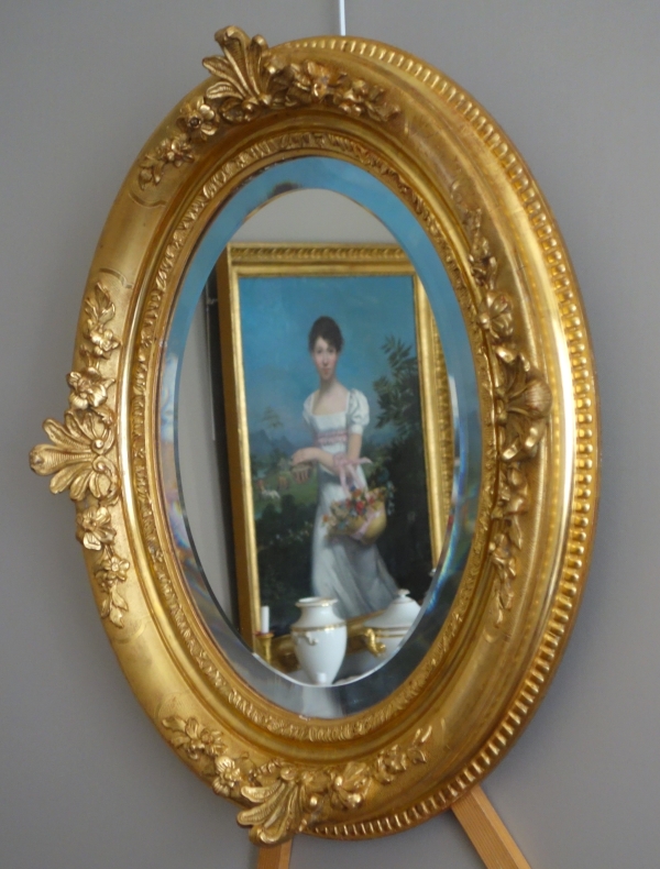 Miroir ovale de style Louis XIV, bois doré à la feuille d'or, glace biseautée - 58,5cm x 68cm