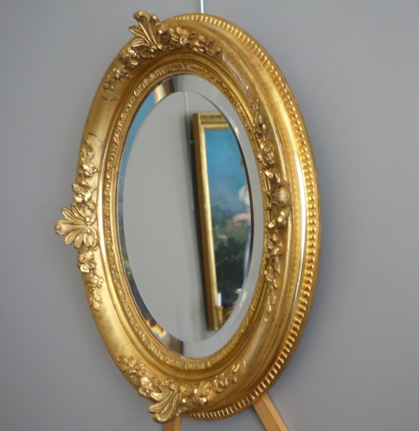 Miroir ovale de style Louis XIV, bois doré à la feuille d'or, glace biseautée - 58,5cm x 68cm
