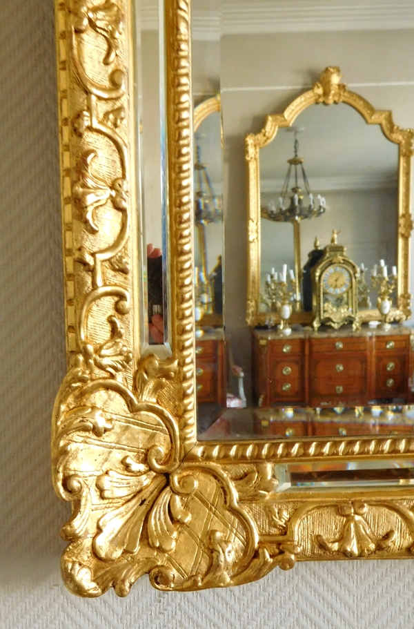 Miroir à pare-closes en bois doré d'époque Louis XIV, glace au mercure