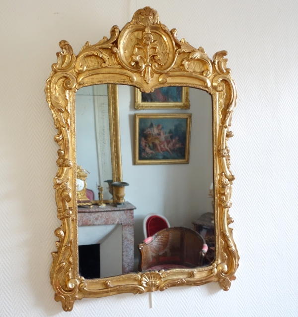 Miroir d'époque Louis XV en bois doré richement sculpté, travail provençal - 103cm x 73cm