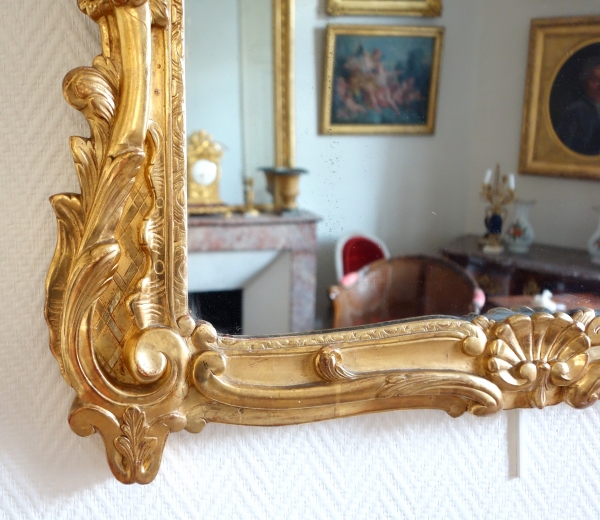 Miroir d'époque Louis XV en bois doré richement sculpté, travail provençal - 103cm x 73cm